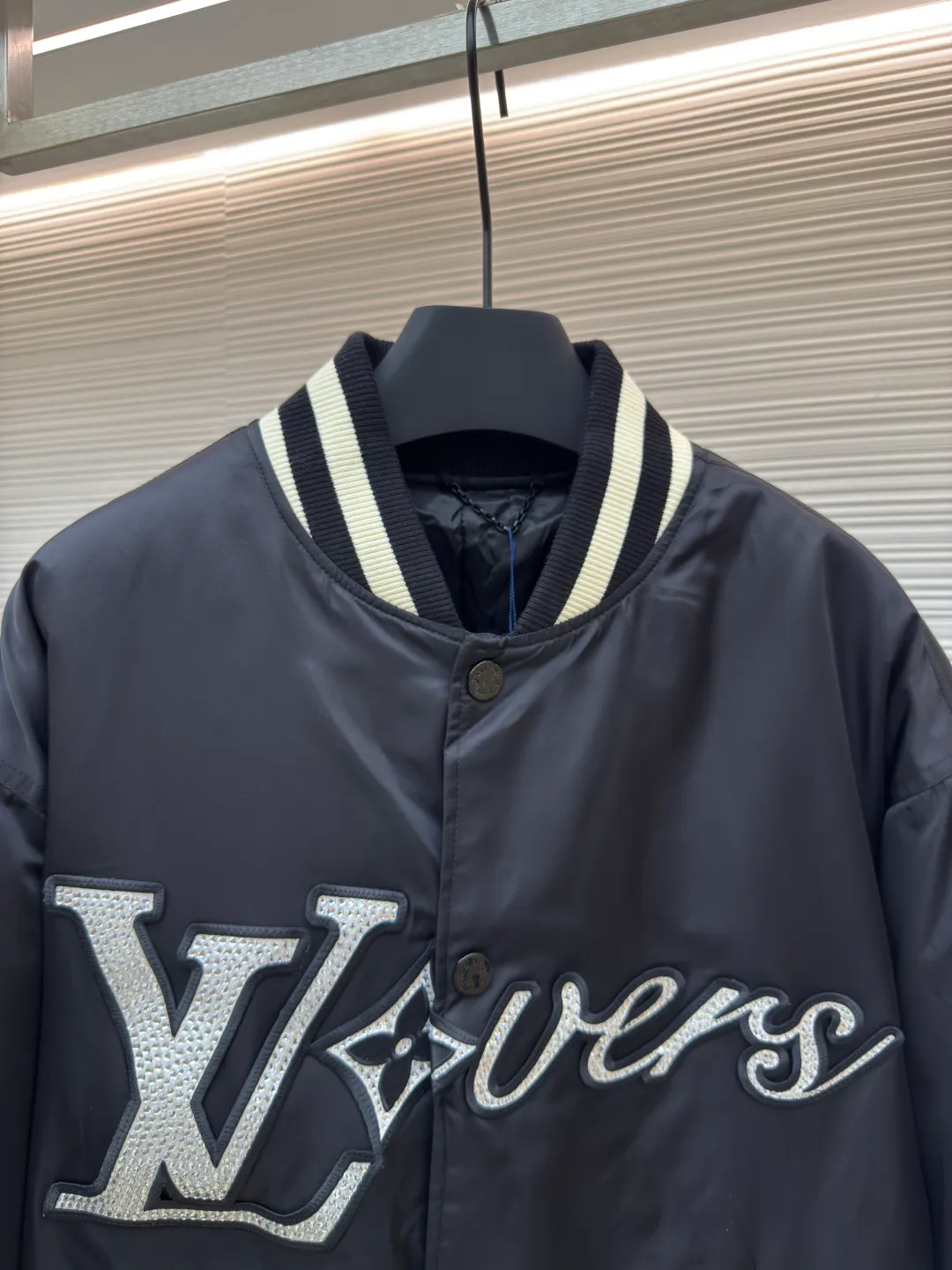 LOUIS VUITTON Color Diamond Zhangzi Cotton Clothes ●Authentic product: Purchased and developed for 28900 ●Item number: 1681999-D70 ●Fabric: nylon semi-matt twill fabric ●Technology: Positioned cutting machine production ●Version: Fitted version ●Weight: about 955 grams ●Size: 44-46-48-50 ●Description: The fabric is made of nylon semi-matt twill, the lining is made of rayon twill satin, the embroidered vertical strips are cotton lining, the placket is made of sandwich 1200, the chapter is embroidered with Tajima embroidery machine imported from Japan, the acetate twill satin is white as the base, and the satin has high gloss as the rhinestone base, which can make the light more diffuse, a total of three The pattern is combined to form a complete chapter pattern. All rhinestone positions are restored according to the Y version 1:1 position. The rhinestone template is made by hand with a single specification and a single number of positions. Two specifications of imitation Austrian diamonds, 4 and 2 ri, are used. The rhinestones are manually brushed and filmed to make the hot rhinestone pattern. The hot rhinestone pattern is placed purely by hand. The corners are all positioned on the inside of the embroidery black line. Constant-temperature and constant-time automatic pressing ensures wash fastness. The finished diamond chapter is hand-embroidered and pasted on the front panel. The left and right panels are restored and stitched together, and come with a 1.8cm glossy topcoat four-button buckle.